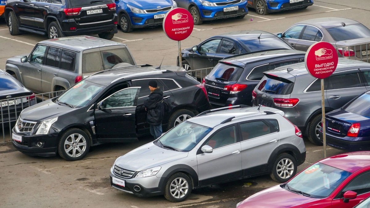 В 2025 году продажи автомобилей старше 20 лет почти сравнялись с объемами покупок новых. Фото: Максим Стулов. ТАСС