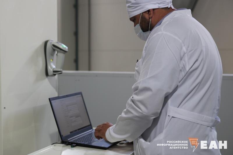    ЕАН. Человек в белом халате и ноутбук