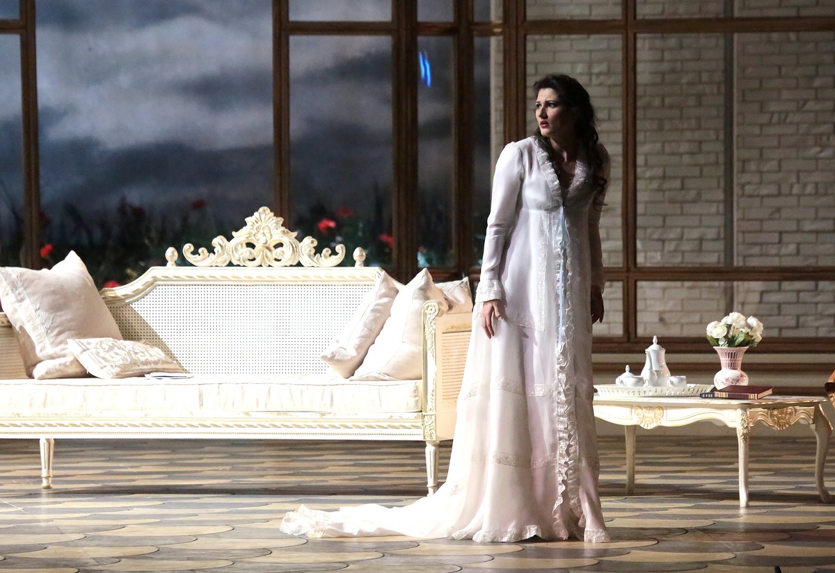    Динара Алиева в опере «Травиата»