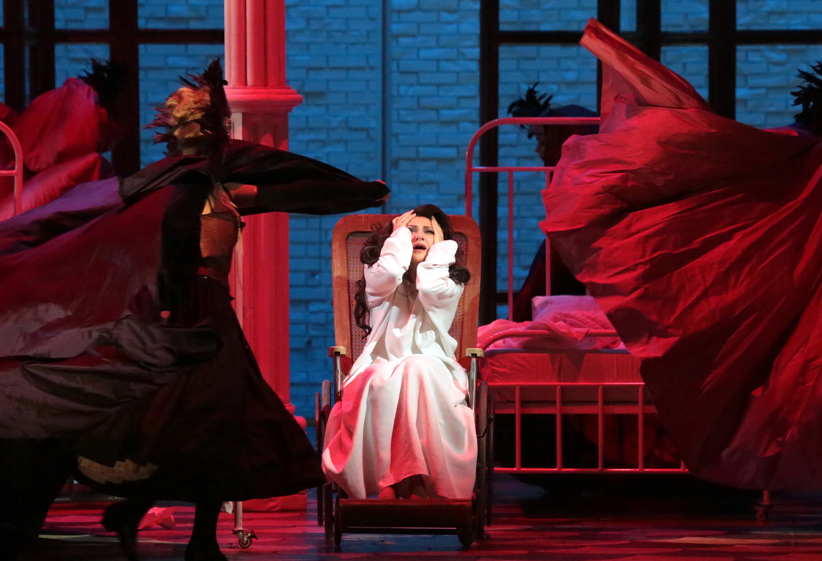    Динара Алиева в опере «Травиата»