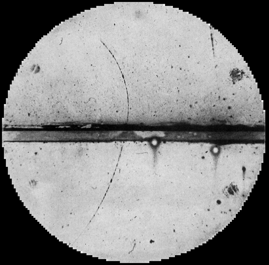 Фотография первой наблюдаемой частицы антиматерии — позитрона, полученная в камере Вильсона 2 августа 1932 года Источник: Карл Д. Андерсон