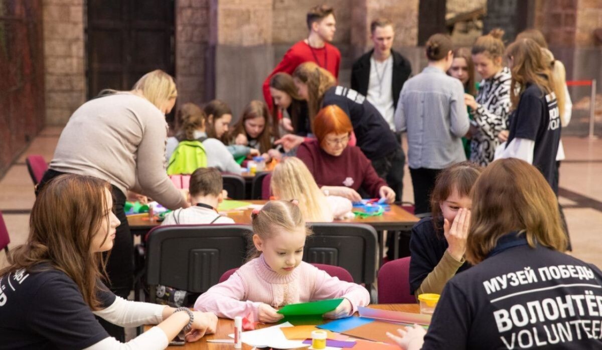     Волонтеры Музея Победы проводят мастер-класс для детей Источник: victorymuseum.ru Автор фото: Пресс-служба Музея Победы