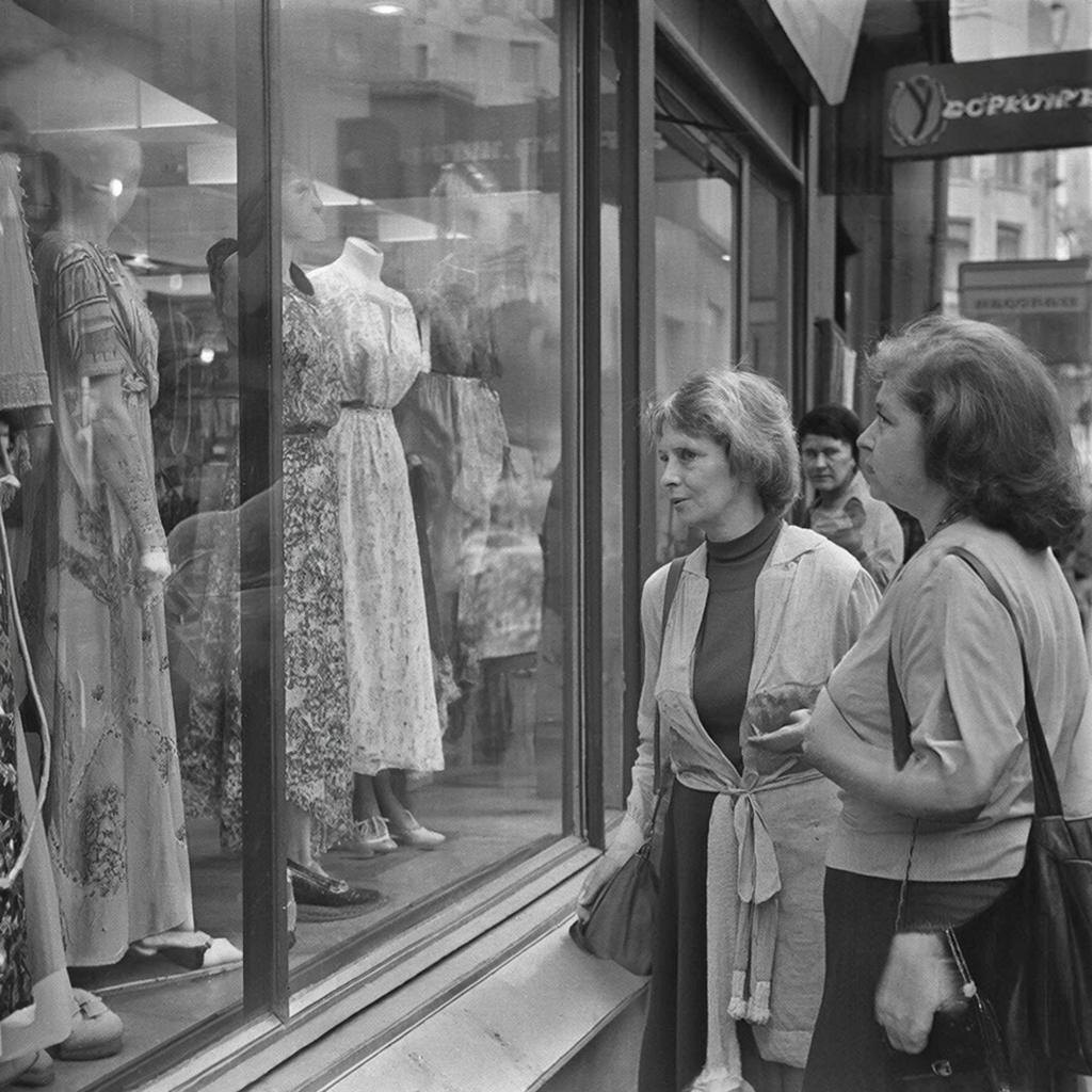 У витрины. Изображение сгенерировано сервисом GigaChat 