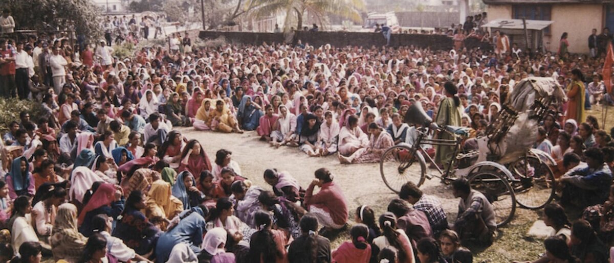Коллекция Сарасвати Рай и Непальской библиотеки. Массовое собрание бывших камларис (женщин, занятых в кабальном труде) в Канчанпуре, Непал (2010), из проекта «Общественная жизнь женщин: феминистский проект памяти», 2023. Предоставлено коллекцией GEFONT и Непальской библиотекой фотографий.