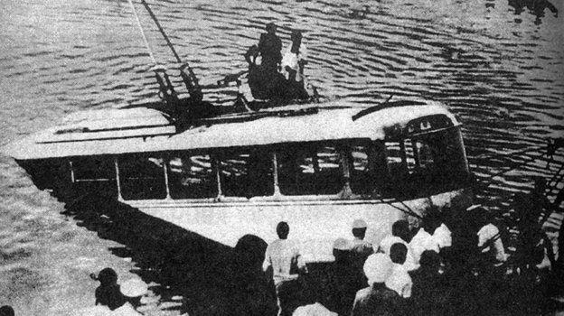 Из Ереванского водохранилища троллейбус вытащили краном. Чтобы подцепить крюк, Шаваршу пришлось снова нырять на глубину.