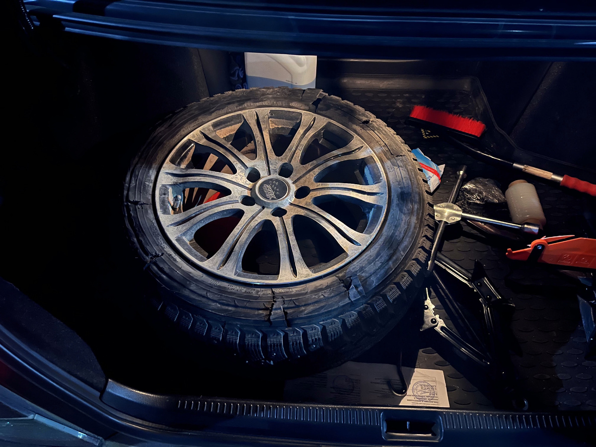 Вот так вот зажевало моё колесо.Но, диск цел.