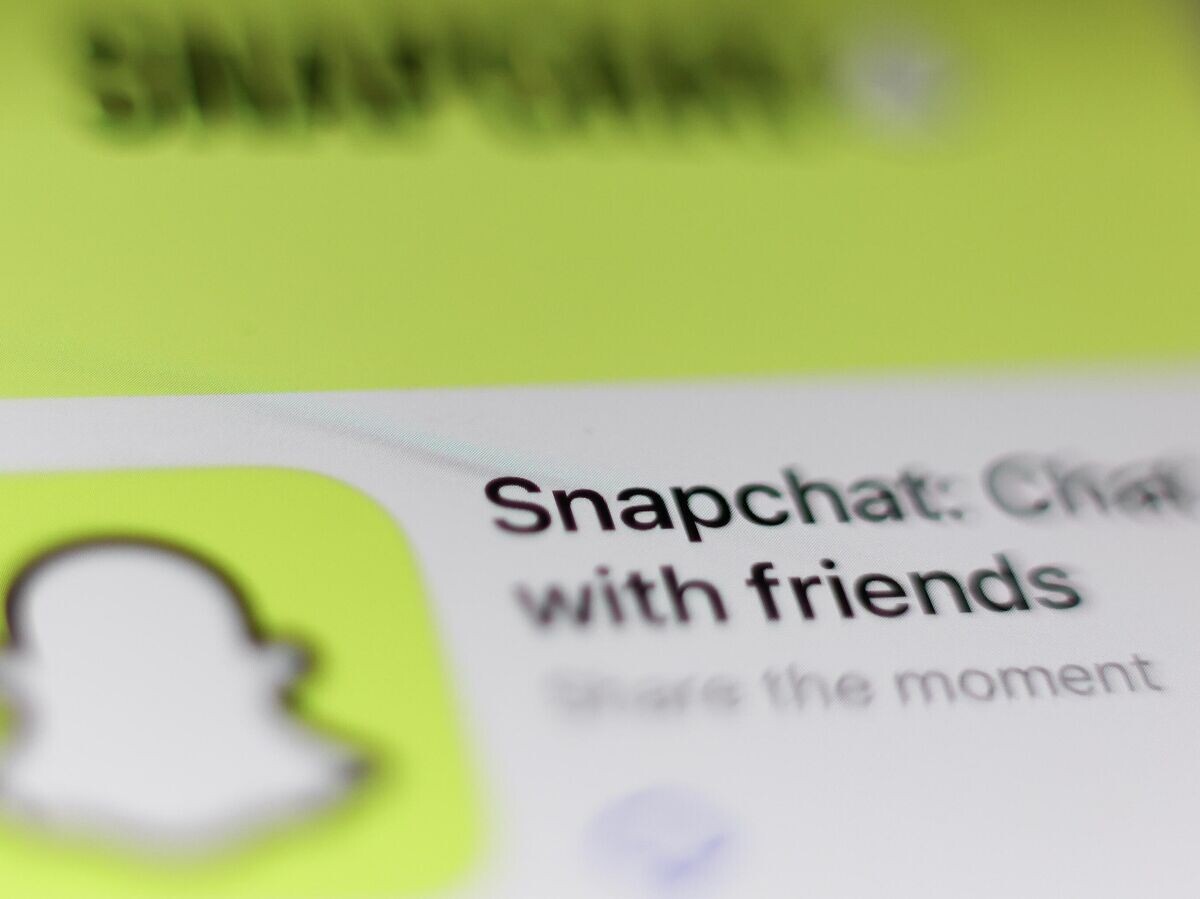    Логотипа сервиса Sanpchat на экране смарфона© Getty Images / NurPhoto / Jakub Porzycki