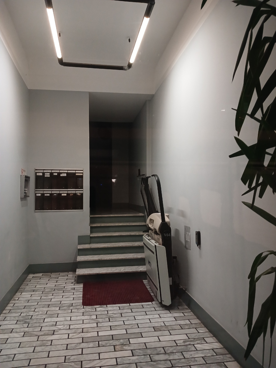 В каждом подьезде устройство для подьема колясок