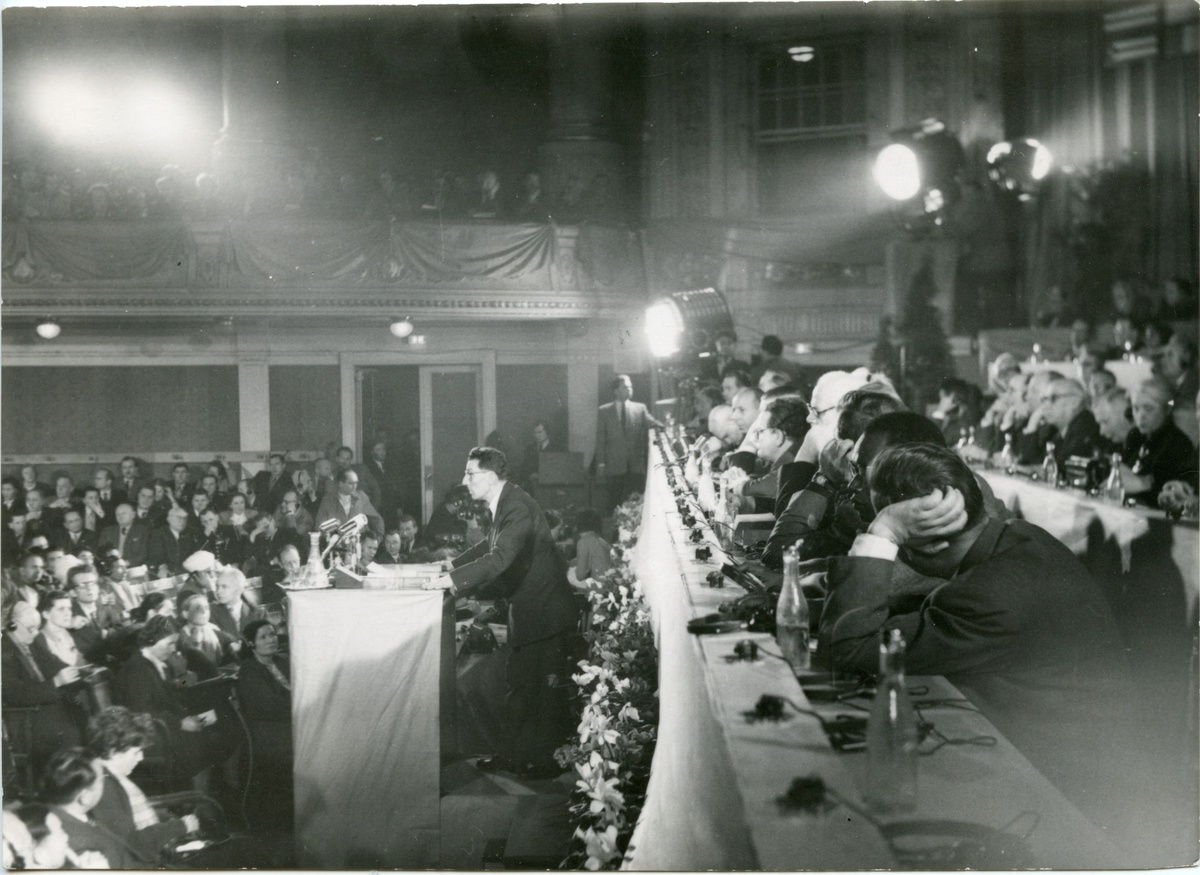 Фредерик Жолио Кюри выступает на Конгрессе сторонников мира. Вена, 1952 г. Фото: Государственный центральный музей современной истории России. 