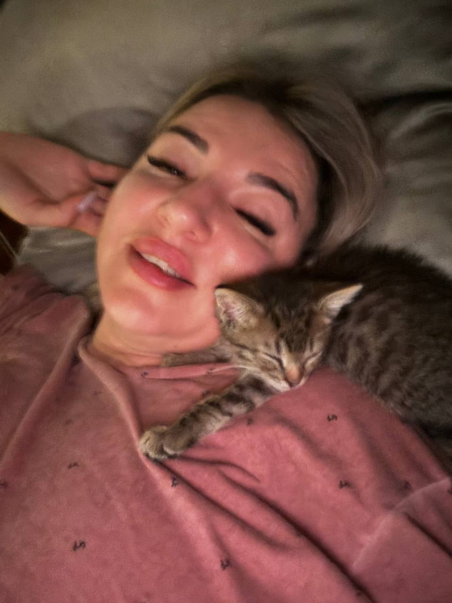 я с мамой, так сладко лежать на этом мягком плече