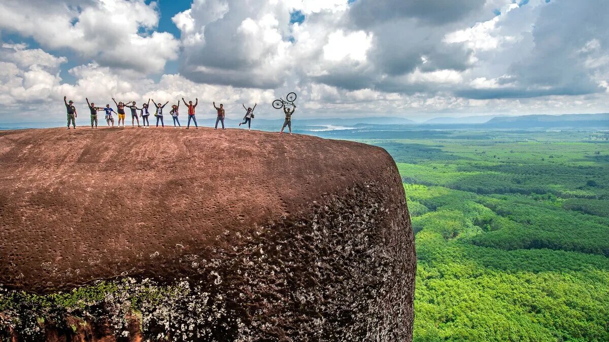 Тропинки ведут на спины двух «китов»