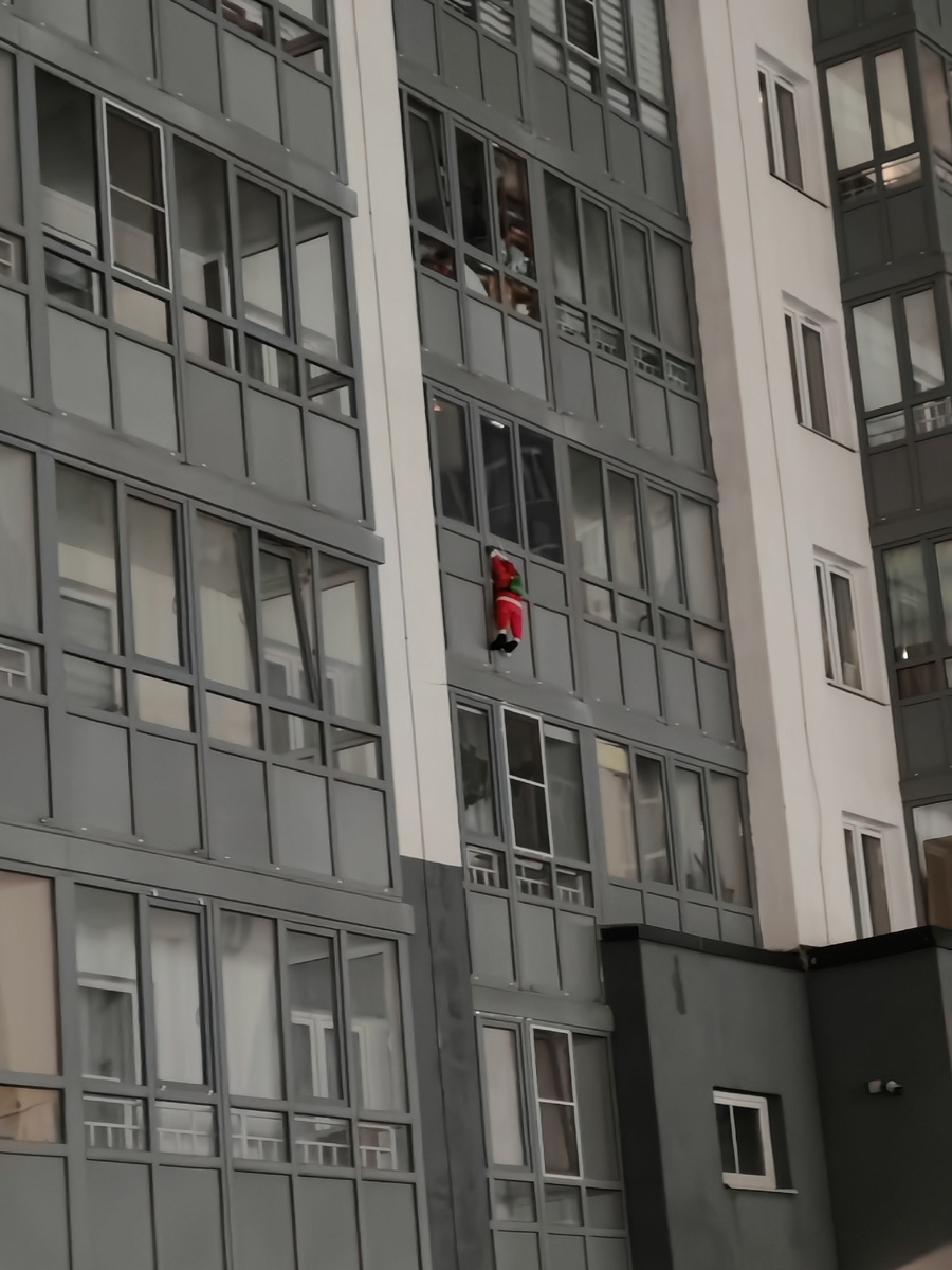 Дед Мороз уже разносит подарки. 