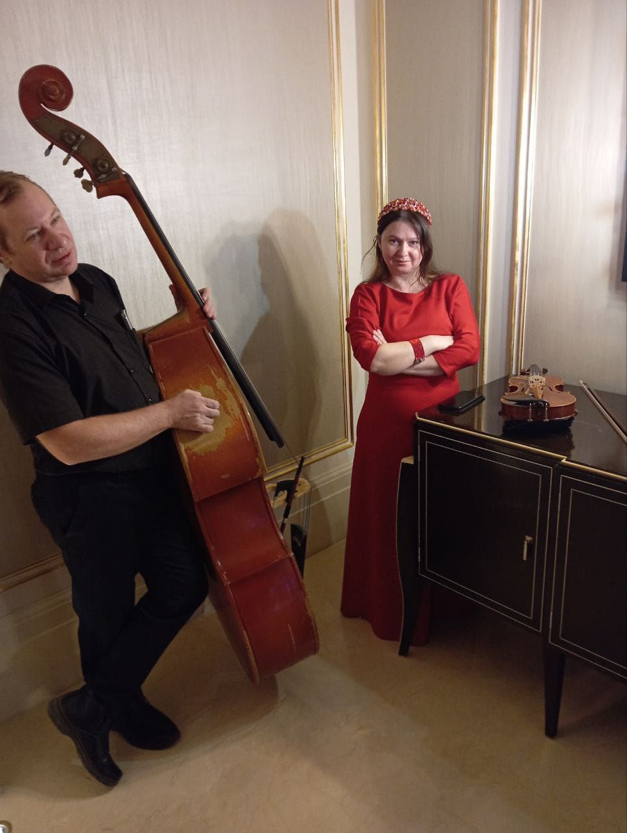Мои друзья, играют на скрипке и контрабасе