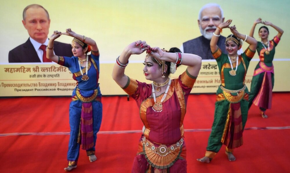    Индийские танцовщицы встречают прибывшего с государственным визитом в Индию президента РФ Владимира Путина на авиабазе ВВС Индии Палам. Фото: РИА Новости/ Григорий Сысоев