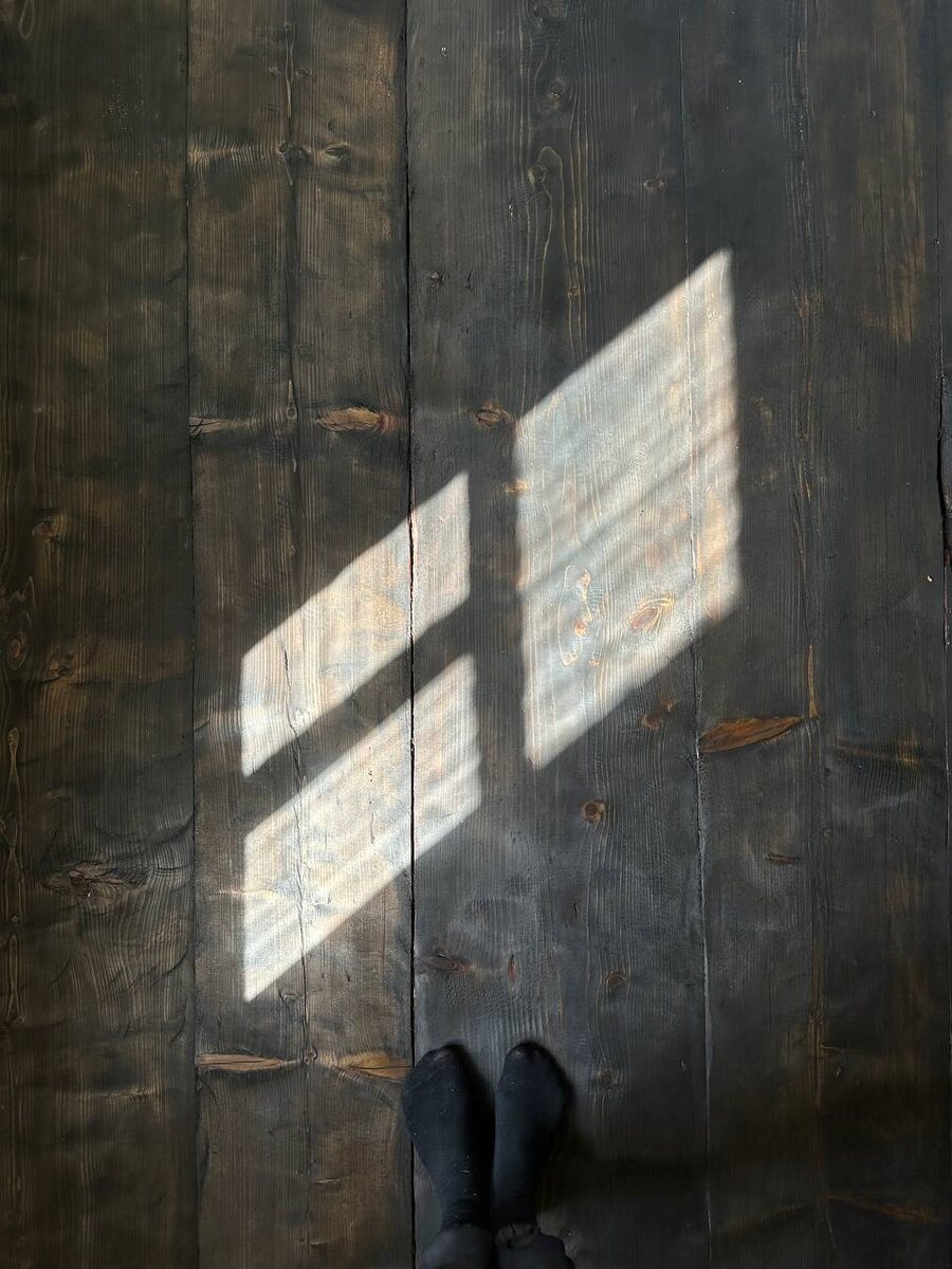 Покрытие пола маслом в один слой, результат шикарный, получился эффект амбарной доски, это можно оценить только вживую. Про пол будет отдельный пост.