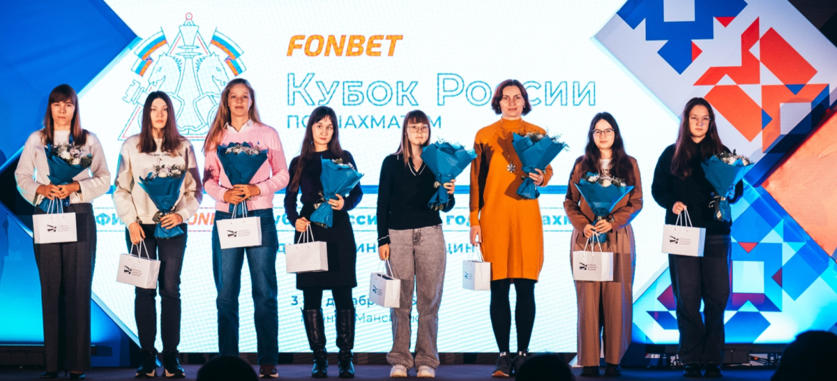    Перед началом турнира шахматистки получили от организаторов памятные сувениры и цветы