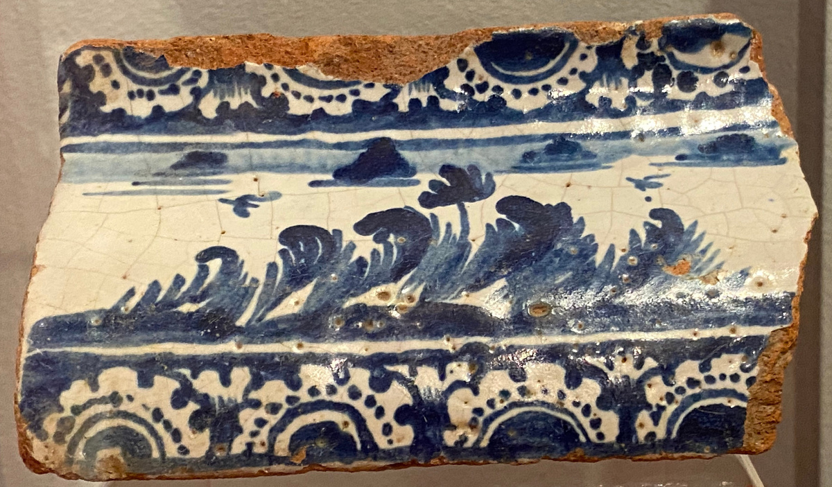 
Изразец с растительными мотивами. Первая половина XVIII века, был найден во время археологических исследований Москвы. Хранится в Музее Москвы