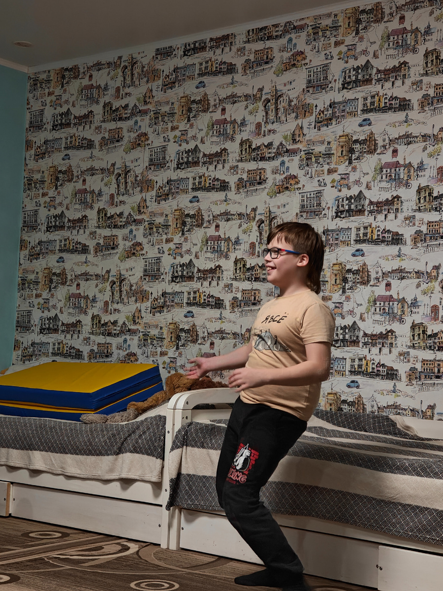 Играет в воллейбол, а пока мяч у Сëмы, танцует