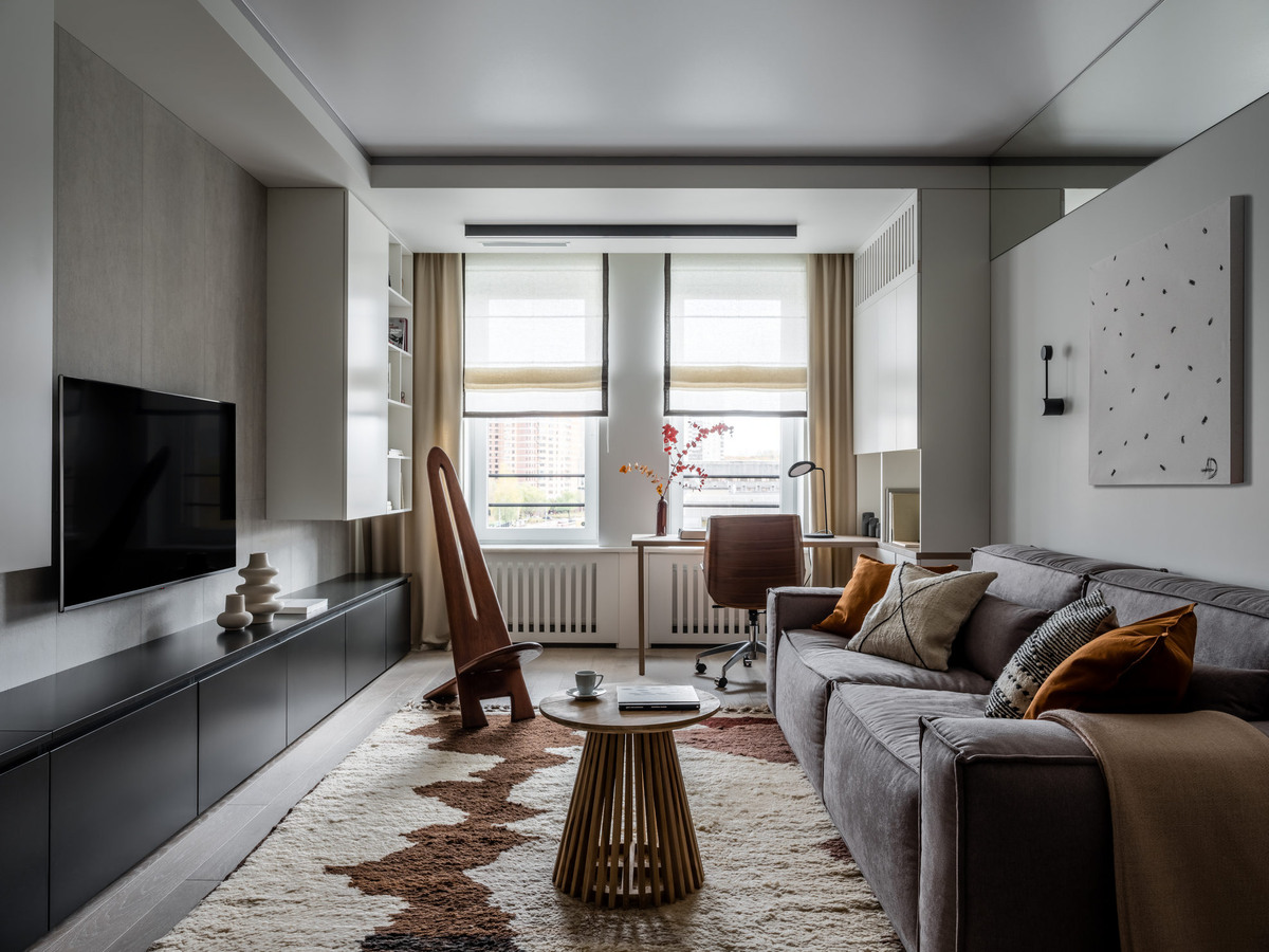 Гостиная. Деревянный стул-кресло: винтаж. Ковер и подушки Nomad Chic. Встроенная мебель изготовлена на заказ по эскизам авторов проекта.