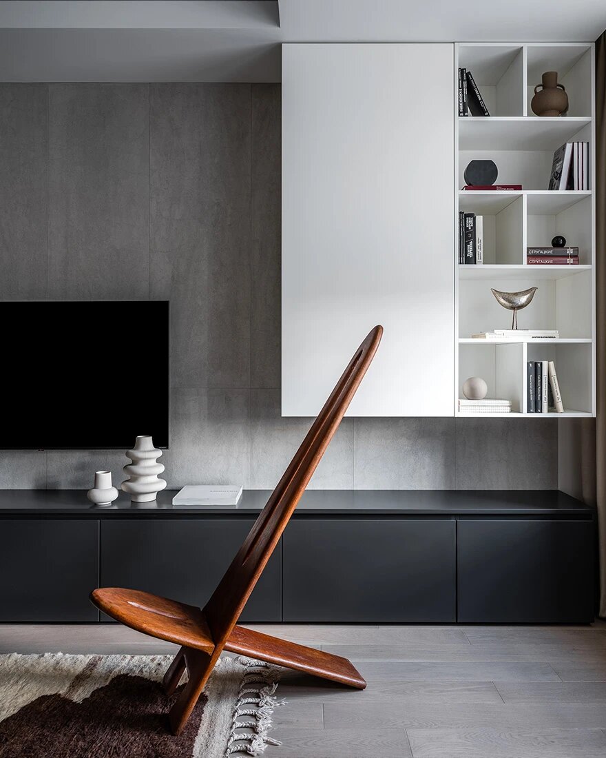 Фрагмент гостиной. Деревянный стул-кресло: винтаж. Встроенная мебель изготовлена на заказ по эскизам авторов проекта.