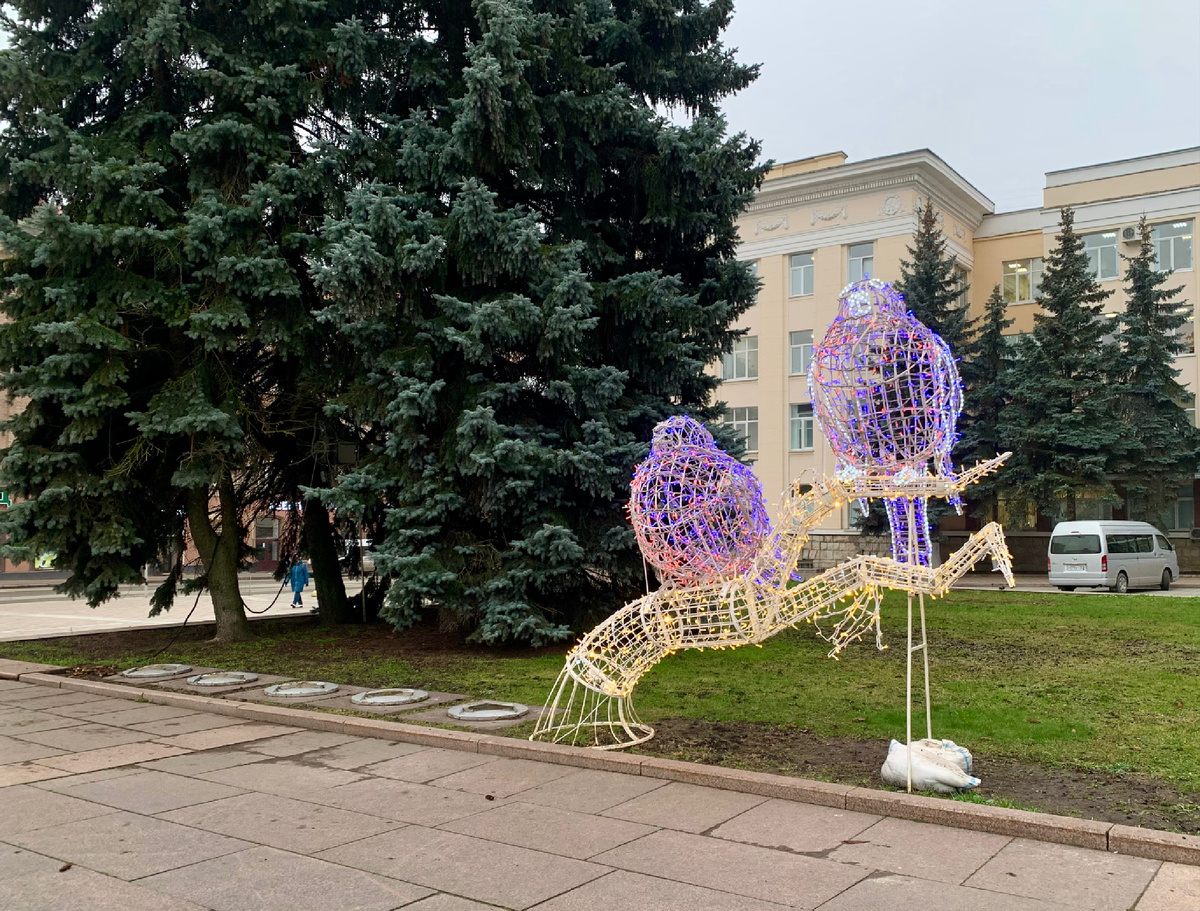 Только когда подошла поближе, поняла, что изображено на этой новогодней инсталляции🤭