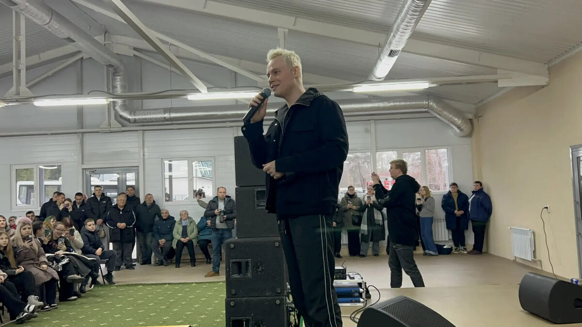 Фото из открытых источников. Шаман на благотворительном концерте.