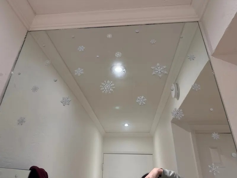    Можно клеить еще и на зеркала