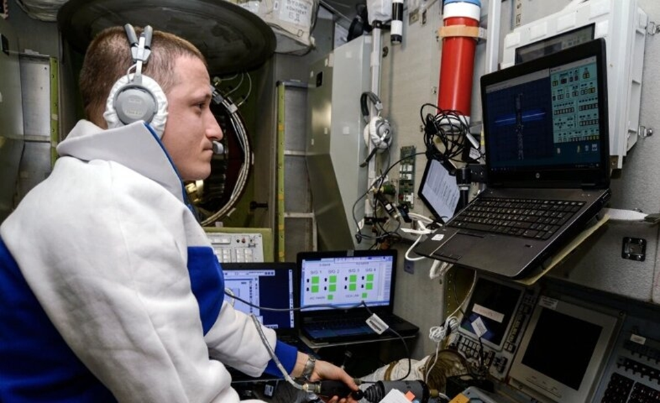 Сергей Кудь-Сверчков работает с бортовыми компьютерами на МКС. Фото: Роскосмос