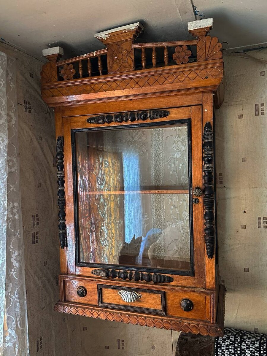 Так выгялдела горка в первоначальном своем состоянии. Это верхняя часть, поэтому реставрируем то, что есть.