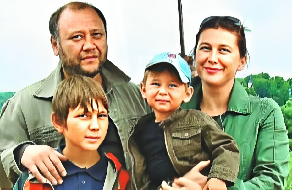 Юрий с женой и детьми