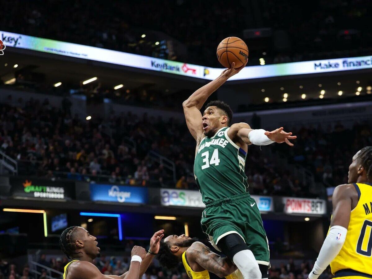    Баскетболист "Милуоки Бакс" Яннис Адетокунбо в матче НБА (в центре)© соцсети Янниса Адетокунбо