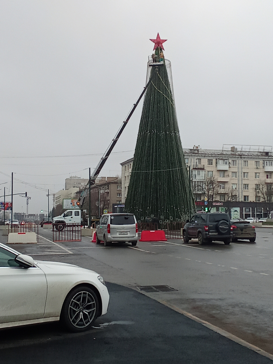 Несколько ранее на неё одели шатёр светящийся.