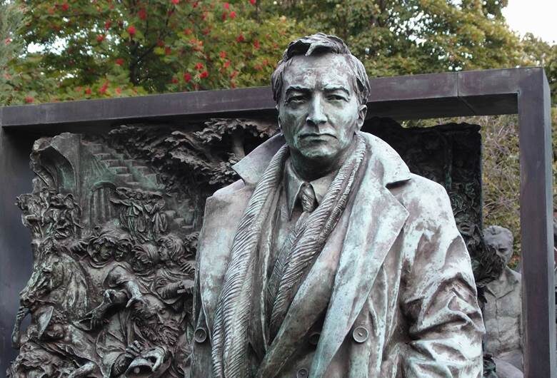 Новодевичье кладбище. Поэт Николай Тихонов и актер Вячеслав Тихонов день рожденья и день памяти которых отмечают 4 декабря