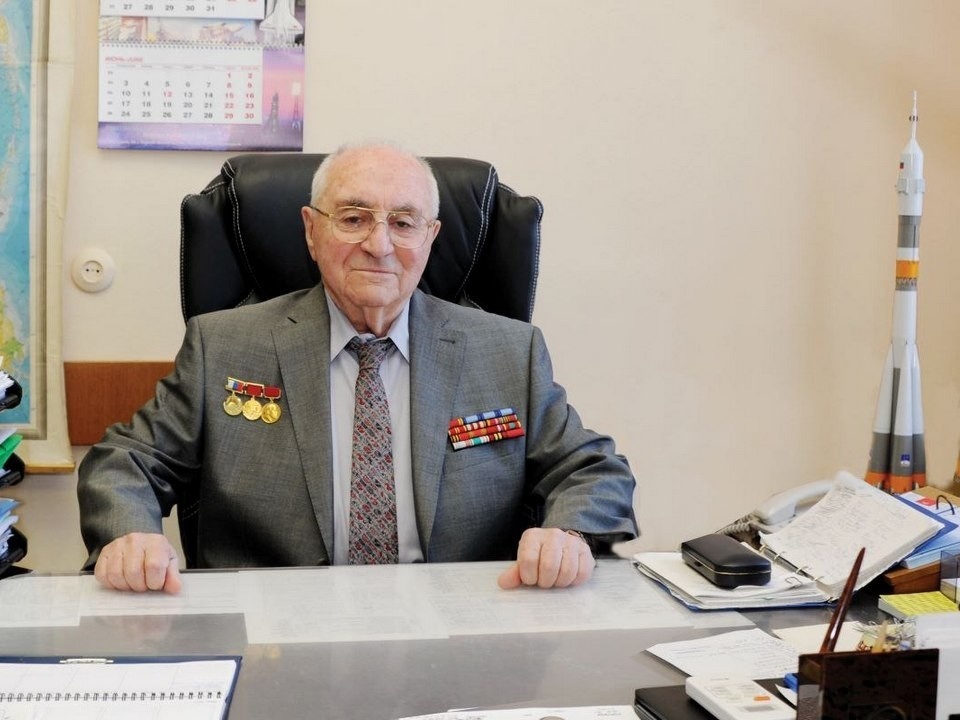 Борис Александрович Соколов (14.05.1923 - 22.06.2025) в своем рабочем кабинете. ФОТО РКК "Энергия". В последние годы его жизни.