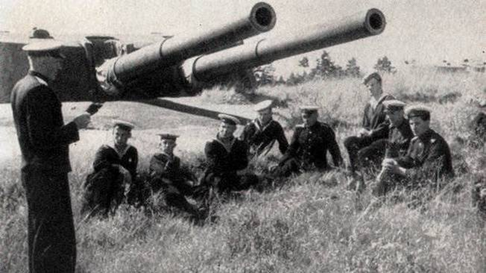 Бойцы севастопольской береговой батареи. Именно они принимали на себя основную массу крупных калибров. Из открытых источников