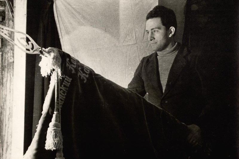 Ю.В. Андропов со знаменем / Рыбинский государственный историко-архитектурный и художественный музей-заповедник / goskatalog.ru