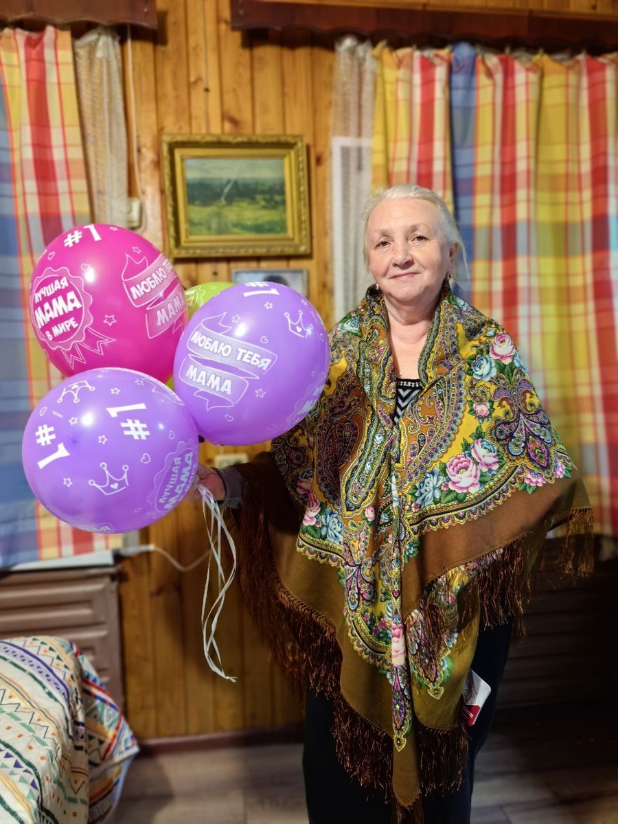 Примеряет новую шаль 