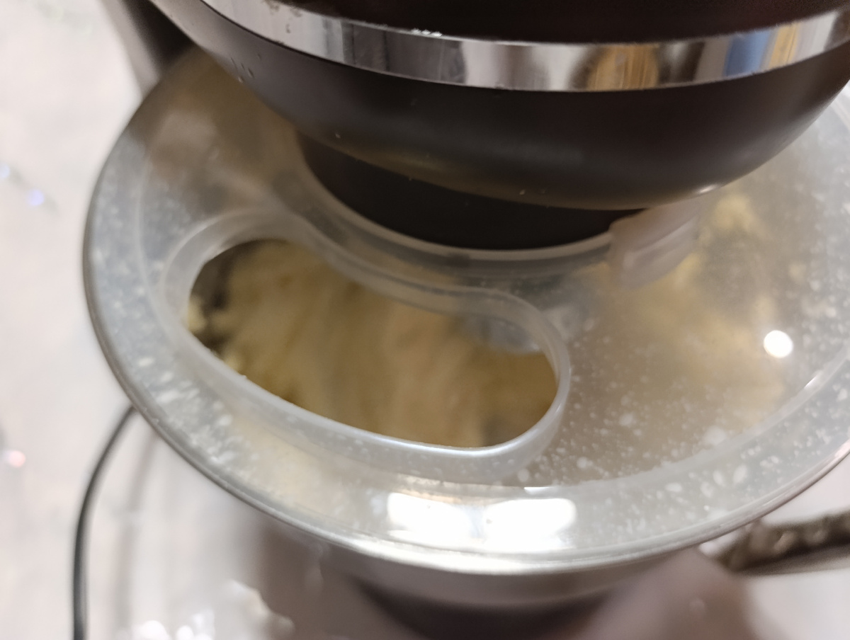 Миксер взбивает масло