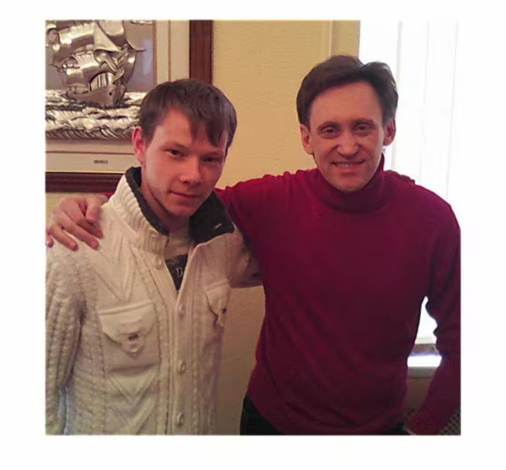  Автор ролика Павел во время записи поздравления отцу вместе с Сергеем Дроботенко в 2015 году. Фото: соцсети