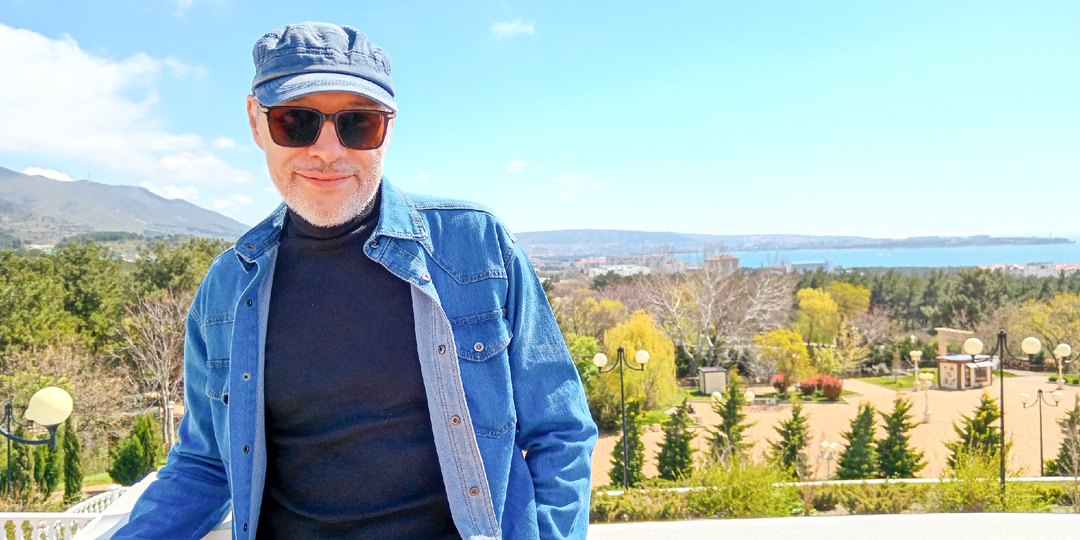 — Не нужна вам двоим такая большая квартира, — заявила свекровь, занося в прихожую чемоданы. — Мы забираем её у вас