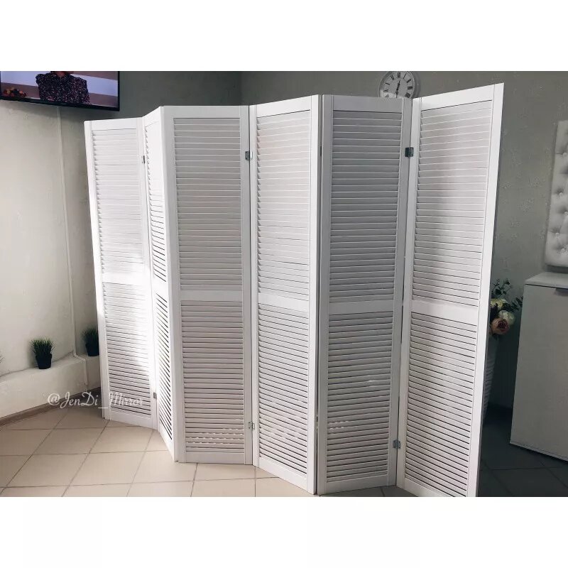 Белая деревянная ширма - перегородка для зонирования комнаты