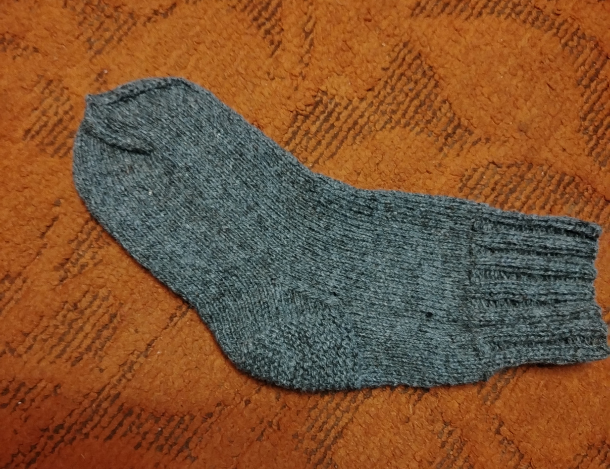 Аккуратный носок на 42-43 размер мужской ноги получился