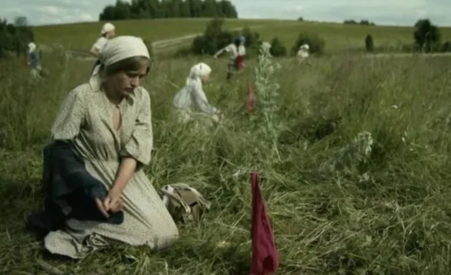 Кадр из фильма: "Рябиновый вальс". На переднем плане Полина