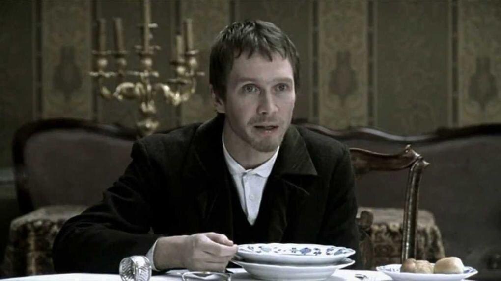 Костюмеры решили, что Лев Николаич просто обязан явиться к Епанчиным БЕЗ галстука)