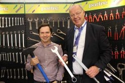 На фото: собственник компании Padre Мартин Драйнер (справа) и её представитель в России Александр Семёнов (слева) на выставке MITEX 2017