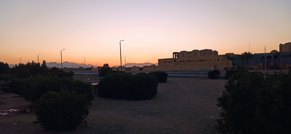Закат на окраине Хургады. Рядом здание французской школы 