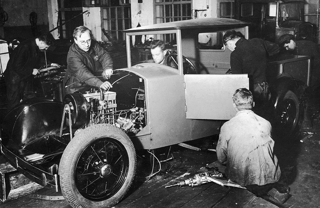 Сборка первого советского пикапа (малолитражного грузовичка) НАТИ-2 в мастерских института НАТИ, 1931 год. Конструктору НАТИ-2 Константину Андреевичу Шарапов в этом помогали единомышленники, чьи имена войдут в историю отечественной техники: А. А. Душкевич, А. А. Липгарт, Е. В. Чарнко. В их компании был и Петр Федорович Бромлей, сын бывшего совладельца механического завода братьев Бромлей, Фридриха (Федора) Иоганновича Бромли. Их завод находился у Крымского моста в Москве, на месте центрального входа в Парк культуры и отдыха им. Горького