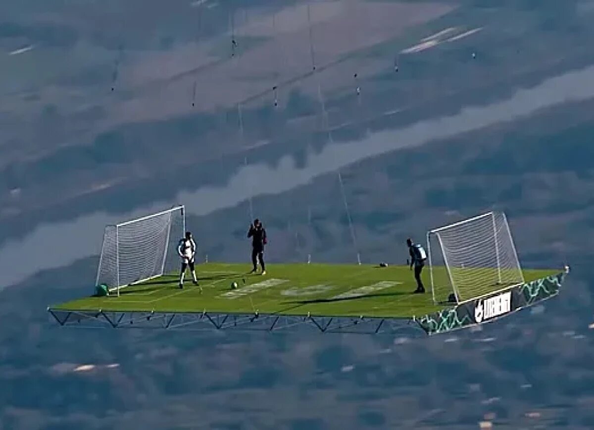     Sasprimenews: российские экстремалы сыграли в футбол на захватывающей дух высоте