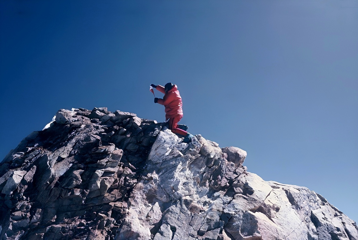 Мацей Бербека на вершине Манаслу во время первого зимнего восхождения. Фото: Ryszard Gajewski Archive