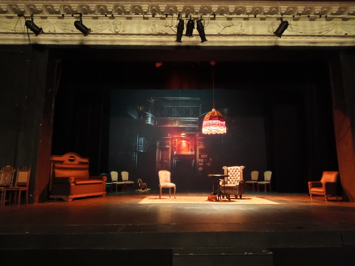 Перед началом спектакля